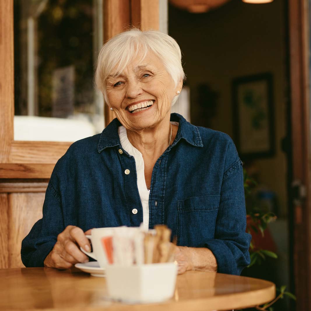 Ältere Frau in Cafe Konstant Immobilien